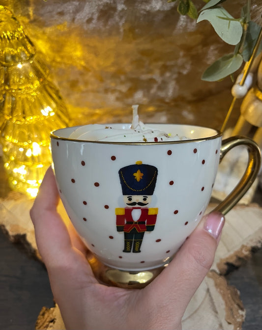 Bougie parfumée « Tasse Casse-Noisette » – Édition Limitée (10 exemplaires)